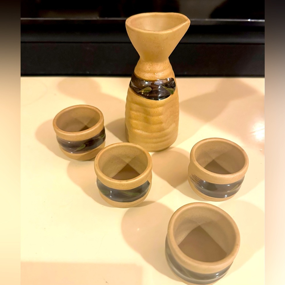 Artisan NEW NIB Japanese Pottery Sake 5 Piece Set of 4 Cups & Carafe Vase